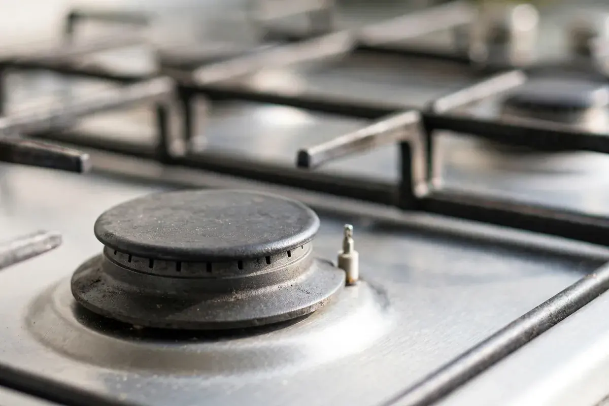 Gas stove burner with the igniter electrode in view